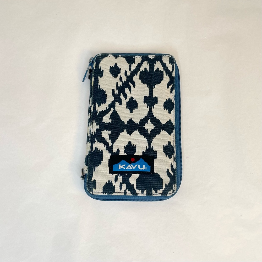 Kavu | Go To Off White & navy blue Patterned Bi-Fold Wallet w/ Blue Accents
